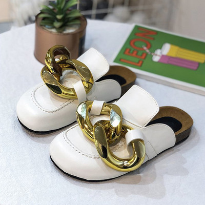 Γυναικείες κλειστές παντόφλες από οικολογικό δέρμα με μεταλλική διακόσμηση