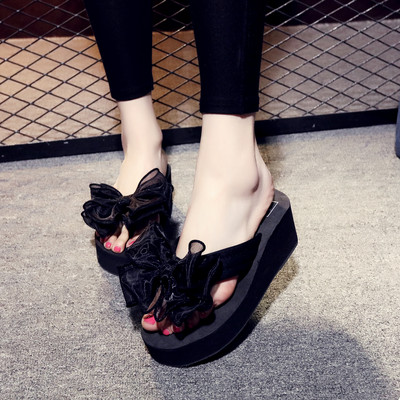 Γυναικείες παντόφλες με ψηλή πλατφόρμα και κορδέλα