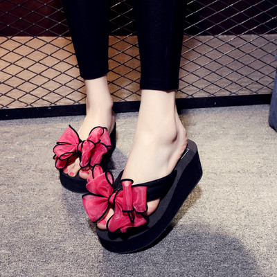 Γυναικείες παντόφλες με ψηλή πλατφόρμα και κορδέλα