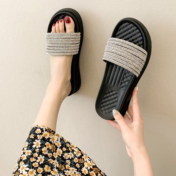 Model nou de papuci de dama cu bretele si talpa plata - in alb si negru