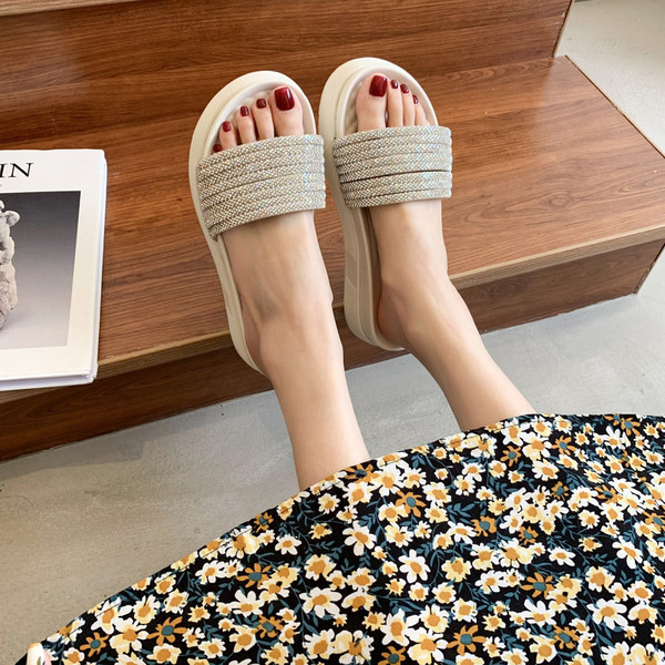 Model nou de papuci de dama cu bretele si talpa plata - in alb si negru