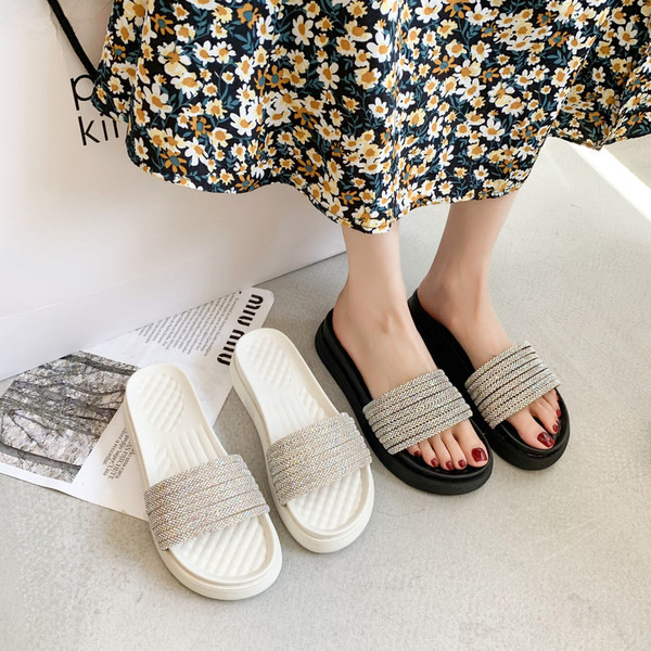 Model nou de papuci de dama cu bretele si talpa plata - in alb si negru