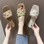 Ženske papuče s ravnim potplatom i bisernim ukrasom