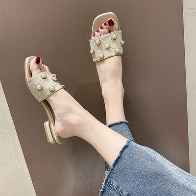 Ženske papuče s ravnim potplatom i bisernim ukrasom