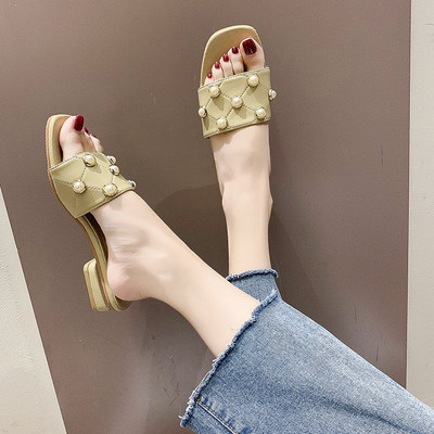 Ženske papuče s ravnim potplatom i bisernim ukrasom