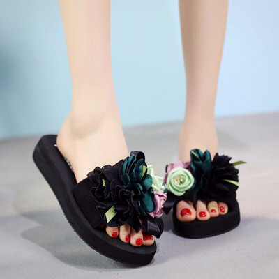 Sieviešu neslīdošas čalkas ar ziedu rotājumu