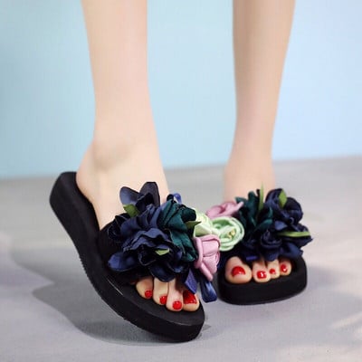 Sieviešu neslīdošas čalkas ar ziedu rotājumu