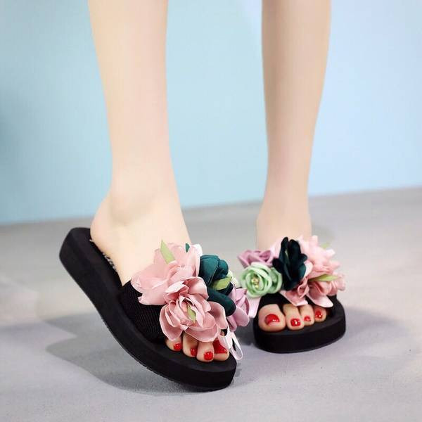 Sieviešu neslīdošas čalkas ar ziedu rotājumu