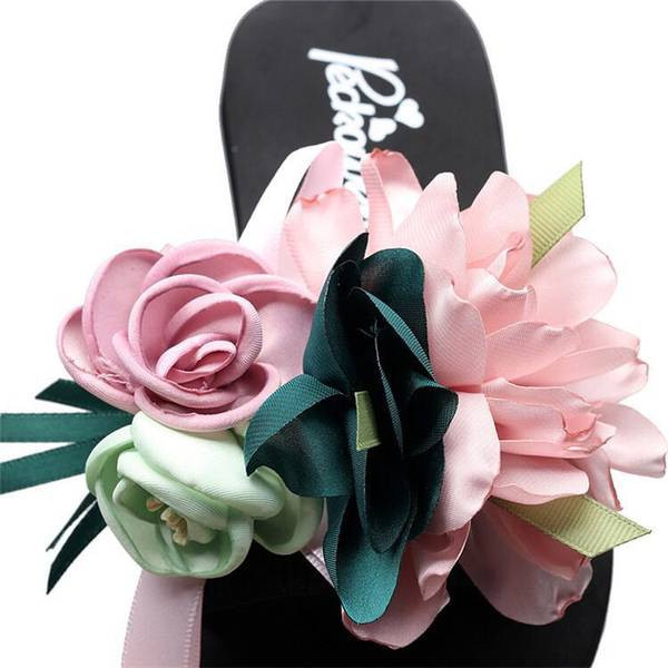 Sieviešu neslīdošas čalkas ar ziedu rotājumu