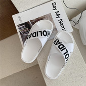 Γυναικείες  παντόφλες με επίπεδη σόλα με επιγραφή