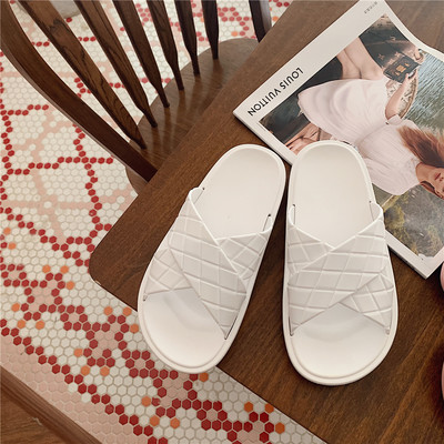 Γυναικείες  παντόφλες με επίπεδη σόλα με επιγραφή