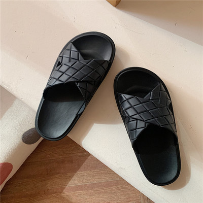 Γυναικείες  παντόφλες με επίπεδη σόλα με επιγραφή