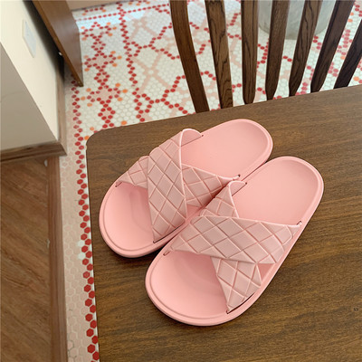 Γυναικείες  παντόφλες με επίπεδη σόλα με επιγραφή