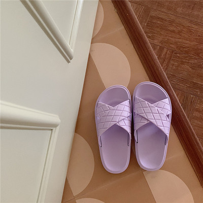 Γυναικείες  παντόφλες με επίπεδη σόλα με επιγραφή