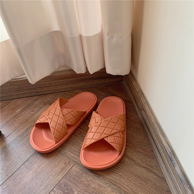 Γυναικείες  παντόφλες με επίπεδη σόλα με επιγραφή