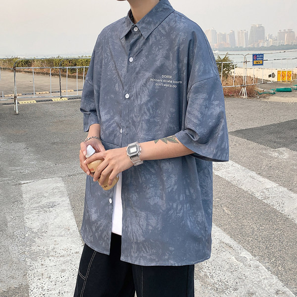 Cămașă bărbătească model larg cu inscripții și mâneci scurte