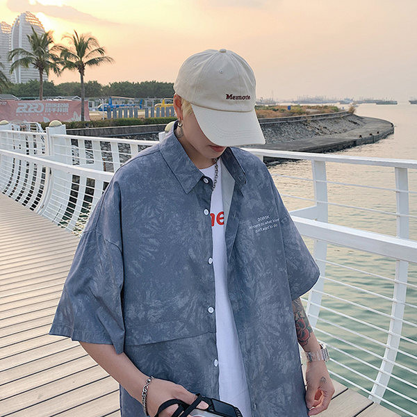 Cămașă bărbătească model larg cu inscripții și mâneci scurte