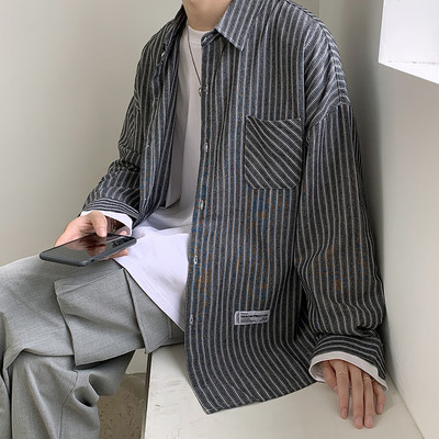 Moderns vīriešu svītrains krekls ar kabatu un emblēmu