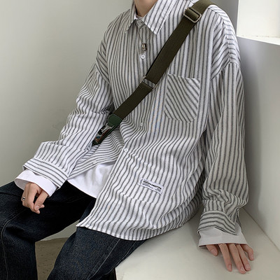 Moderns vīriešu svītrains krekls ar kabatu un emblēmu