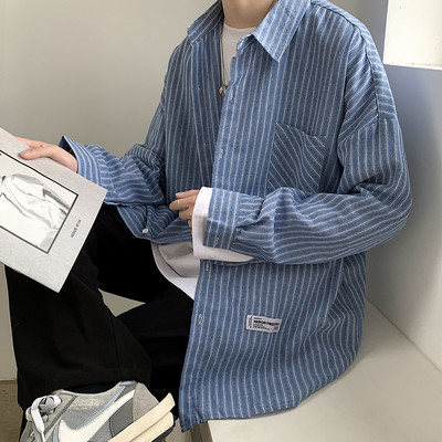 Moderns vīriešu svītrains krekls ar kabatu un emblēmu