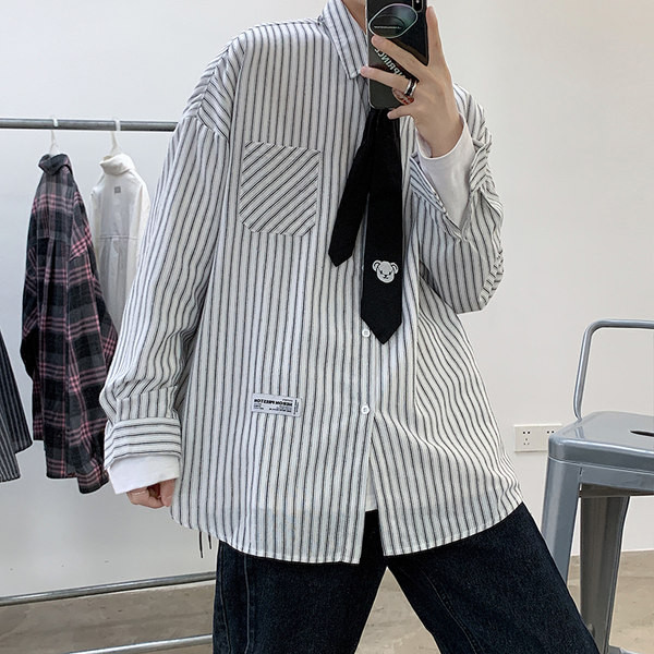 Moderns vīriešu svītrains krekls ar kabatu un emblēmu