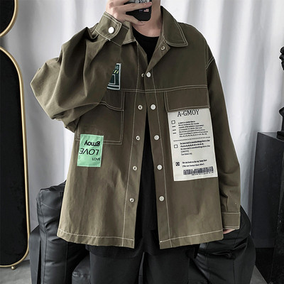 Ikdienas vīriešu krekls ar pogām un emblēmām