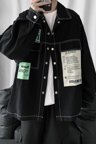 Ikdienas vīriešu krekls ar pogām un emblēmām