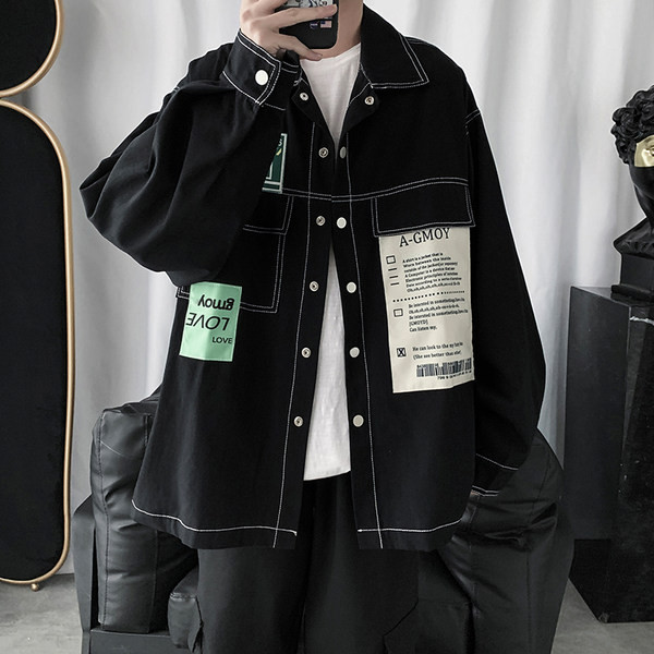 Ikdienas vīriešu krekls ar pogām un emblēmām