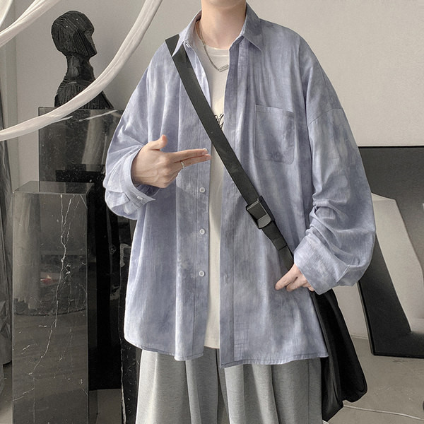 Model larg de camasa barbatesta in culori irizate cu buzunar si nasturi