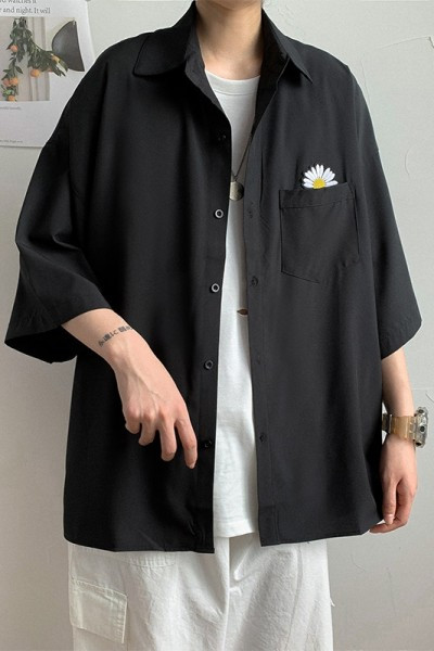 Pánska košeľa širokého modelu s 3/4 rukávmi a výšivkou na vrecku