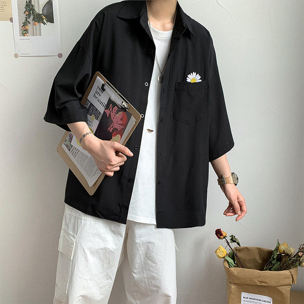 Pánska košeľa širokého modelu s 3/4 rukávmi a výšivkou na vrecku