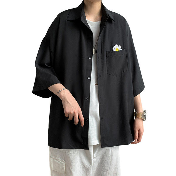 Pánska košeľa širokého modelu s 3/4 rukávmi a výšivkou na vrecku