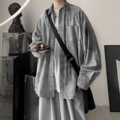 Vīriešu plats krekls ar klasisku apkakli un garām piedurknēm