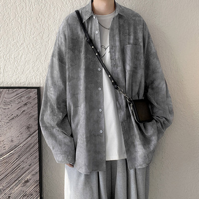 Vīriešu plats krekls ar klasisku apkakli un garām piedurknēm