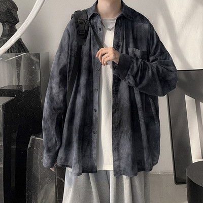 Vīriešu plats krekls ar klasisku apkakli un garām piedurknēm