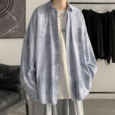 Vīriešu plats krekls ar klasisku apkakli un garām piedurknēm