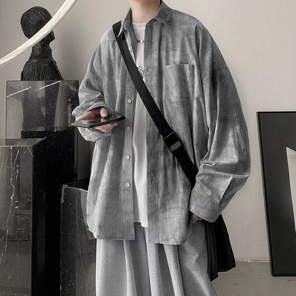 Vīriešu plats krekls ar klasisku apkakli un garām piedurknēm