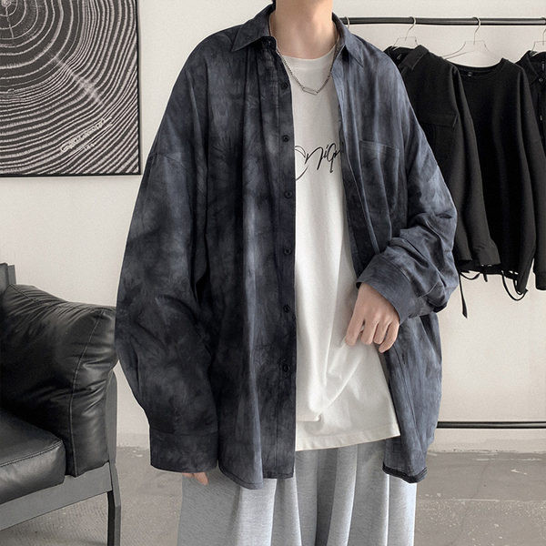 Vīriešu plats krekls ar klasisku apkakli un garām piedurknēm