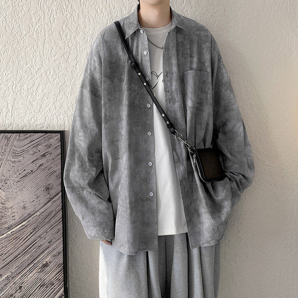 Vīriešu plats krekls ar klasisku apkakli un garām piedurknēm