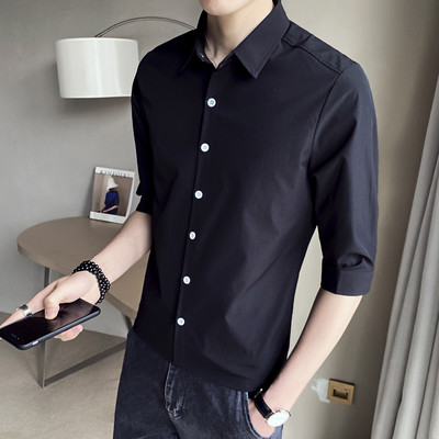 Κομψό ανδρικό πουκάμισο με κουμπιά και κλασικό κολάρο