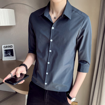 Κομψό ανδρικό πουκάμισο με κουμπιά και κλασικό κολάρο