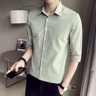 Κομψό ανδρικό πουκάμισο με κουμπιά και κλασικό κολάρο