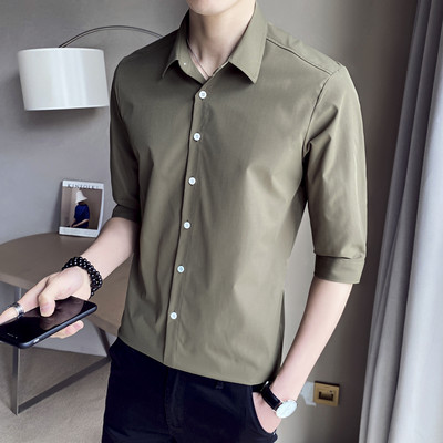 Κομψό ανδρικό πουκάμισο με κουμπιά και κλασικό κολάρο