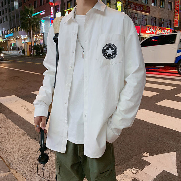 Cămașă pentru bărbați cu buzunar și emblemă