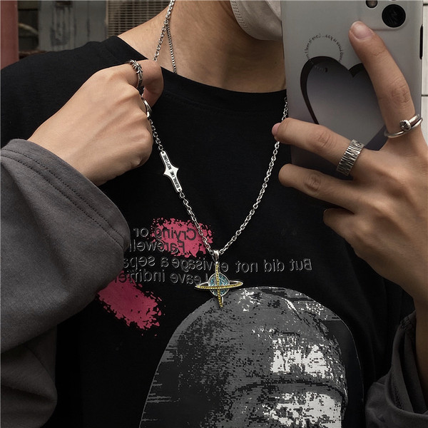 Κομψή ανδρική αλυσίδα με μεταλλικό μενταγιόν