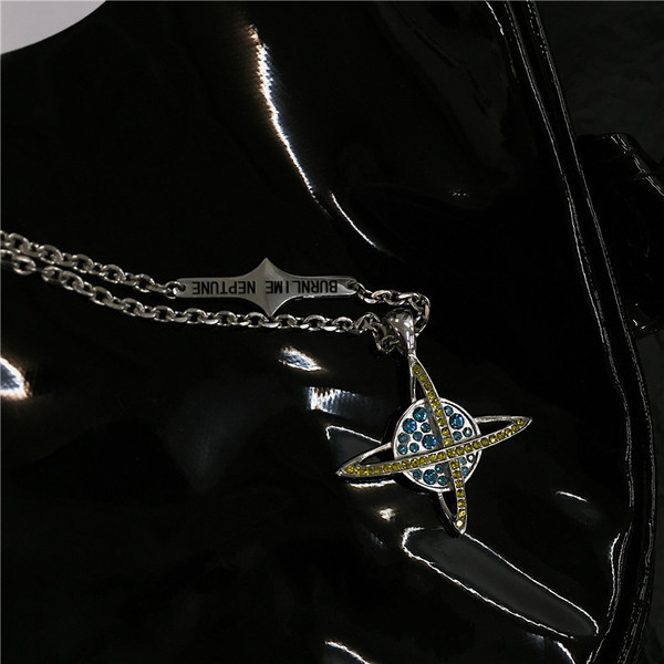 Κομψή ανδρική αλυσίδα με μεταλλικό μενταγιόν