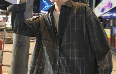 Vīriešu rūtains krekls ar garām piedurknēm un pogām