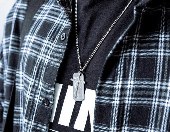 Lanț curent pentru bărbați cu pandantiv în cruce și inscripție