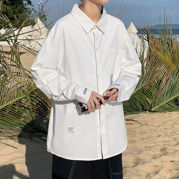 Plats vīriešu krekls ar klasisku apkakli un kabatu