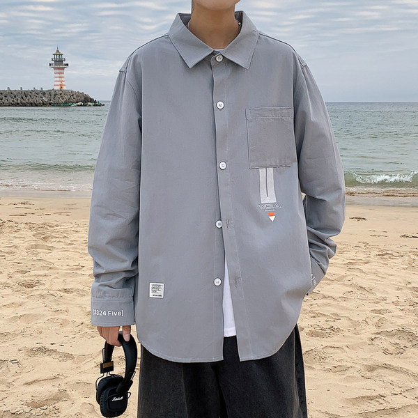 Plats vīriešu krekls ar klasisku apkakli un kabatu